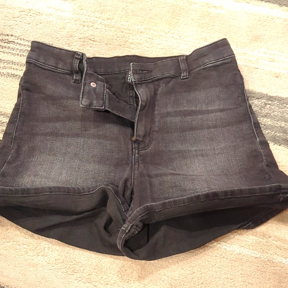 Black jean shorts - Picture 1 of 3